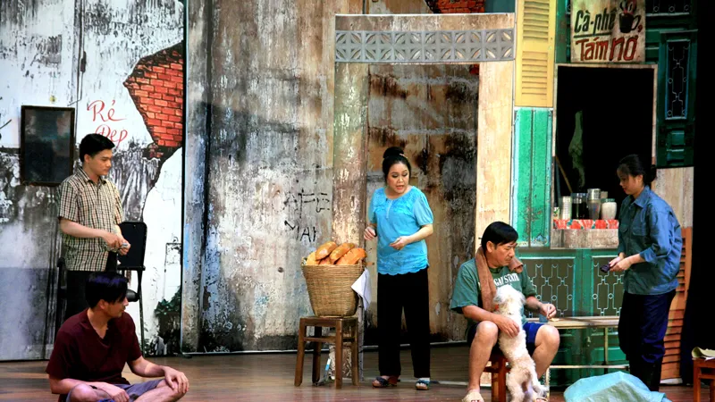 Một cảnh trong vở Sài Gòn có một ngã tư của sân khấu Hoàng Thái Thanh ​