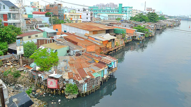 Nhà trên kênh đôi, quận 8. Ảnh: THÀNH TRÍ​