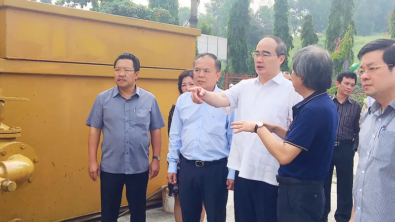 Bí thư Thành ủy TPHCM Nguyễn Thiện Nhân thăm và làm việc tại công trường xử lý rác thải Gò Cát