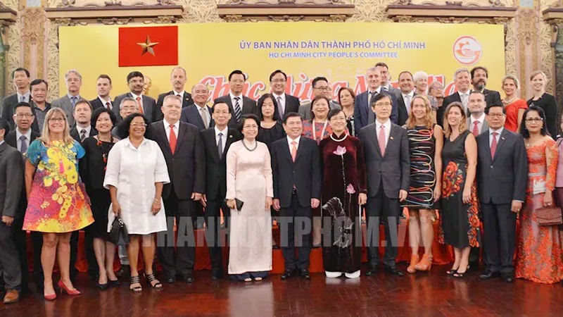 Lãnh đạo TPHCM cùng đại biểu đến từ các cơ quan đại diện nước ngoài tại TPHCM chụp hình lưu niệm. Ảnh: hcmcpv