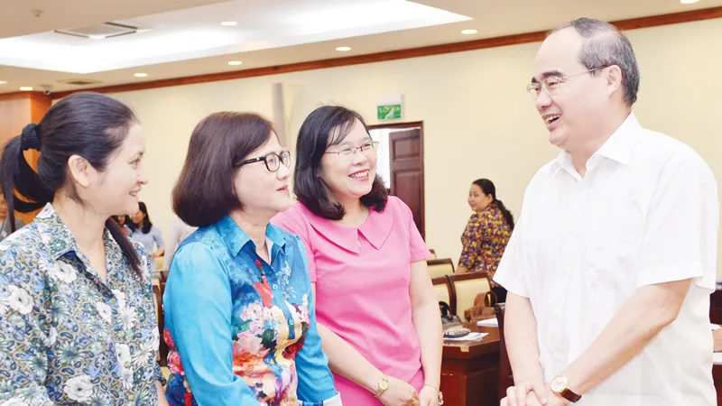 Bí thư Thành ủy TPHCM Nguyễn Thiện Nhân trao đổi cùng các đại biểu tại Hội nghị tổng kết công tác xây dựng Đảng. Ảnh: VIỆT DŨNG