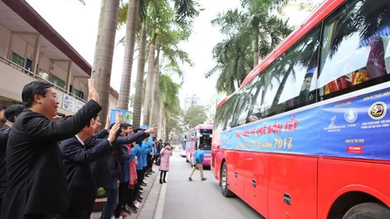 Hỗ trợ 1.000 sinh viên nghèo về quê đón tết
