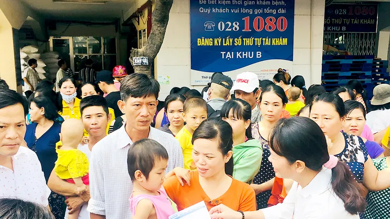 Trao quà tết tặng bệnh nhi đang điều trị tại Bệnh viện Ung bướu TPHCM. Ảnh: KHÁNH DUNG