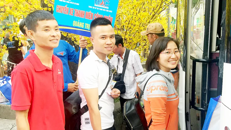 Niềm vui của công nhân khi về quê sum họp gia đình trên chuyến xe nghĩa tình Ảnh: THÁI PHƯƠNG