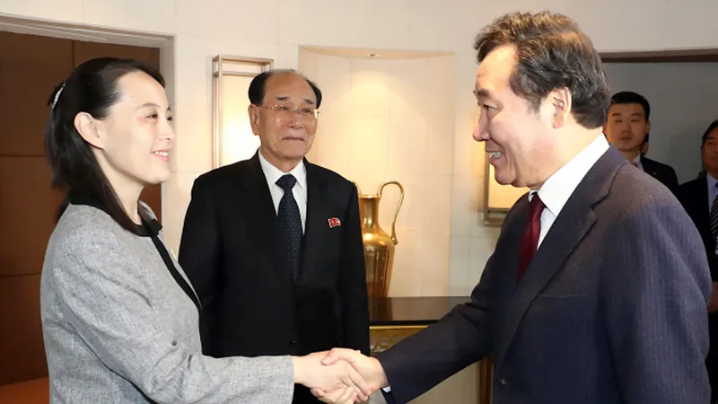 Thủ tướng Hàn Quốc Lee Nak-yon bắt tay bà Kim Yo-jong, em gái của lãnh đạo Triều Tiên Kim Jong-un trong buổi tiệc trưa ngày 11-2 tại Seoul