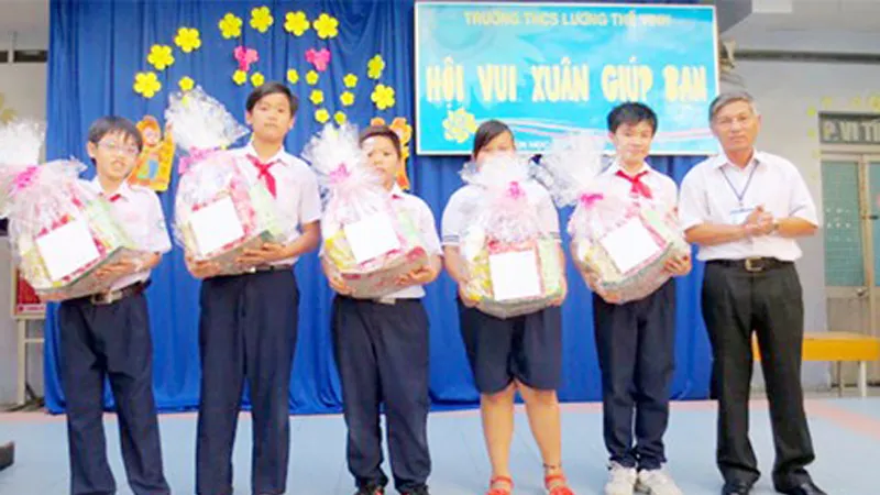 Trao quà tết tặng học sinh có hoàn cảnh khó khăn tại trường THCS Lương Thế Vinh, quận 3