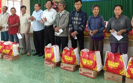 Trao quà tết cho các hộ cận nghèo. Ảnh: KHOA LÝ