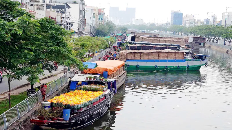 Những chiếc thuyền hoa thưa vắng dần theo thời gian. Ảnh: DŨNG PHƯƠNG