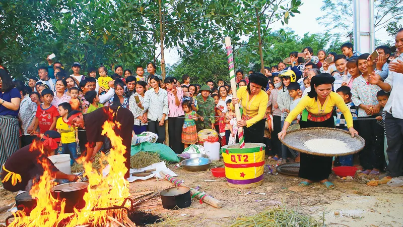 Các đội thi kéo lửa nấu cơm