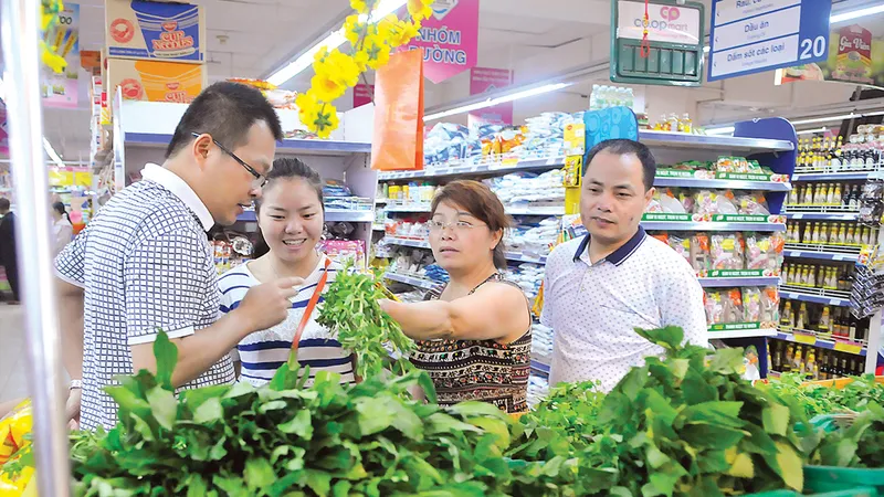 Mua rau tại CoopMart Cống Quỳnh sáng mùng 2 tết. Ảnh: CAO THĂNG