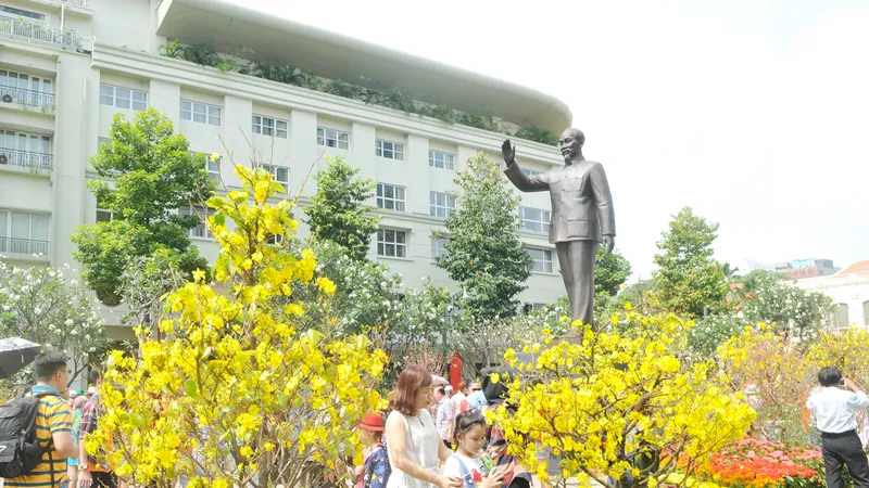 Sắc xuân quanh tượng đài Bác Hồ, TPHCM. Ảnh: CAO THĂNG
