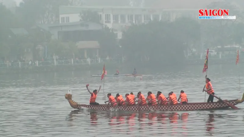Người dân háo hức xem lễ hội đua thuyền rồng đầu tiên trên hồ Tây