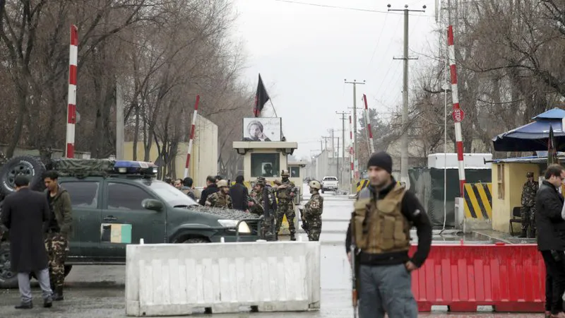 Lực lượng an ninh phong tỏa hiện trường vụ đánh bom tự sát ở Kabul, Afghanistan, ngày 24-2-2018. Ảnh: AP