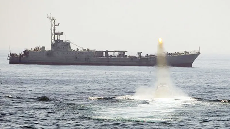 Tàu chiến của Iran trong một buổi tập trận. Ảnh: Reuters