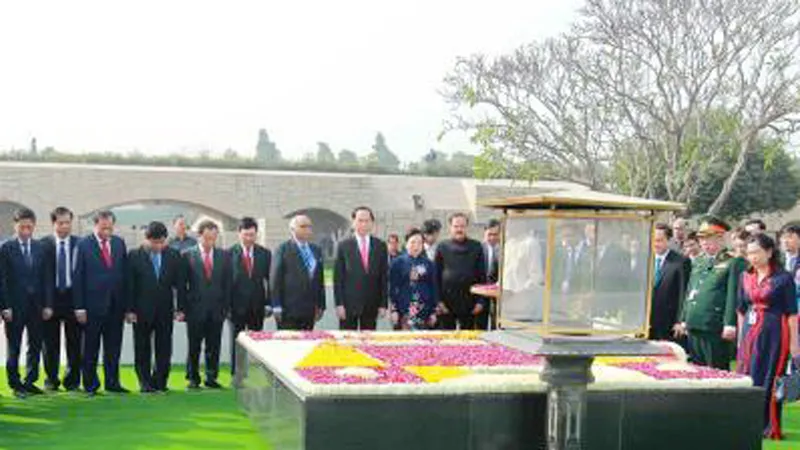 Chủ tịch nước Trần Đại Quang và Phu nhân đặt vòng hoa tại Khu tưởng niệm Mahatma Gandhi. Ảnh: TTXVN