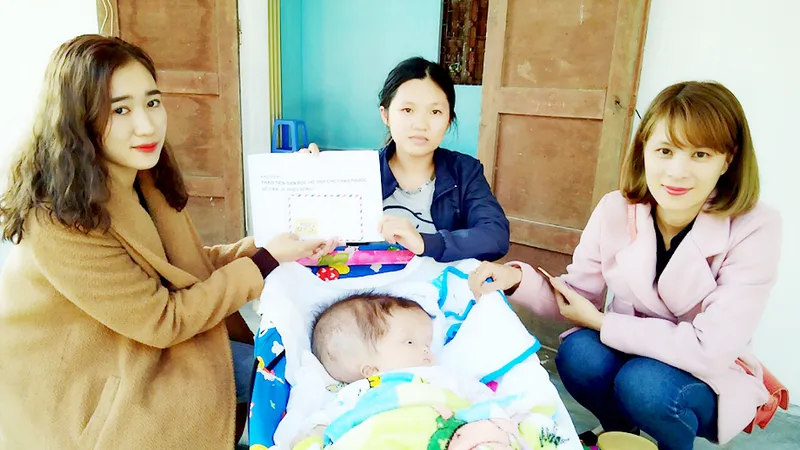 Trao tiền giúp cháu Nguyễn Hoàng Hữu Phước