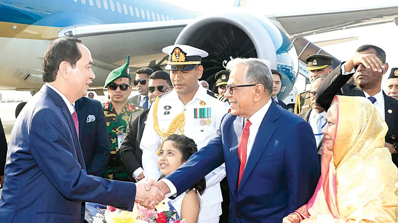 Chủ tịch nước Trần Đại Quang cùng Tổng thống Cộng hòa Nhân dân Bangladesh Mohammad Abdul Hamid tại lễ đón chính thức. Ảnh:TTXVN
