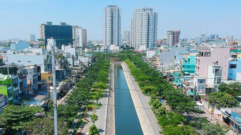 Kênh Hàng Bàng xanh, sạch sau khi được cải tạo. Ảnh: CAO THĂNG ​