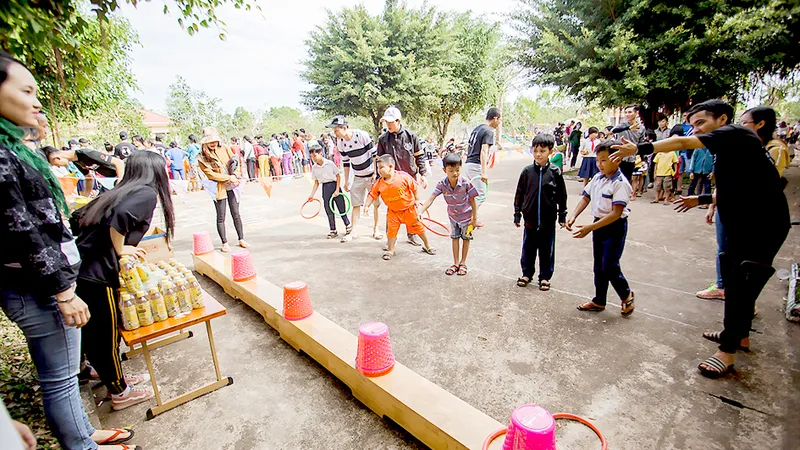 Nhóm thiện nguyện tổ chức trò chơi dân gian cho thiếu nhi xã Tân Lập