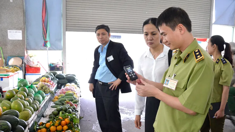 Lực lượng chức năng kiểm tra dư lượng thuốc bảo vệ thực vật trong trái cây bằng dụng cụ kit test nhanh