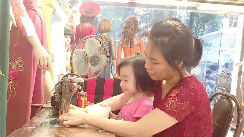 Con gái anh Vinh (chủ nhà may Thiết Lập) dù mới 3 tuổi nhưng đã có sự thích thú rõ rệt với chiếc máy may