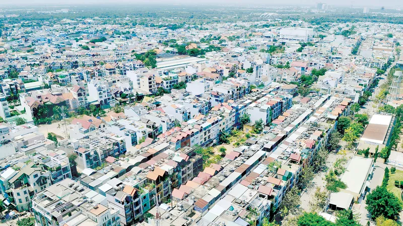  Một khu đông dân nhập cư tại quận 8, TPHCM. Ảnh: CAO THĂNG
