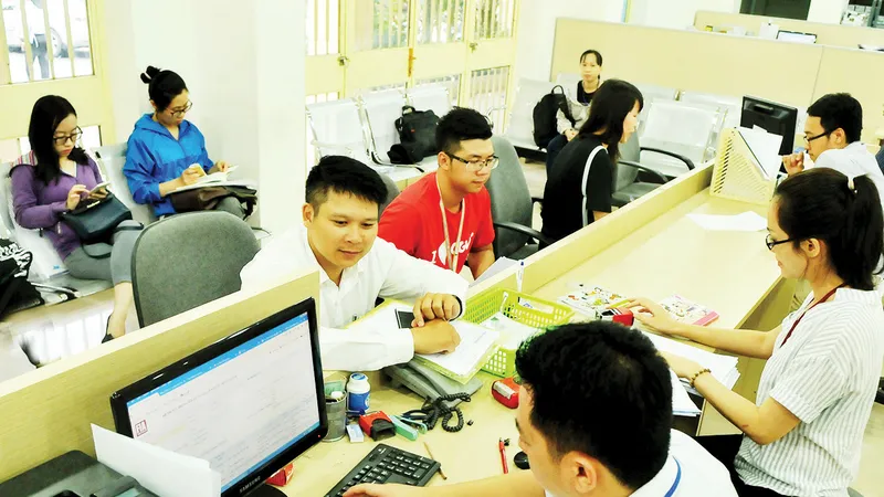 Giải quyết hồ sơ thành lập doanh nghiệp tại Sở Kế hoạch và Đầu tư TPHCM. Ảnh: CAO THĂNG