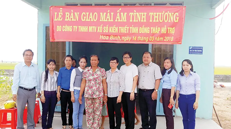 Trao nhà “Mái ấm tình thương” chia sẻ khó khăn với phụ nữ nghèo