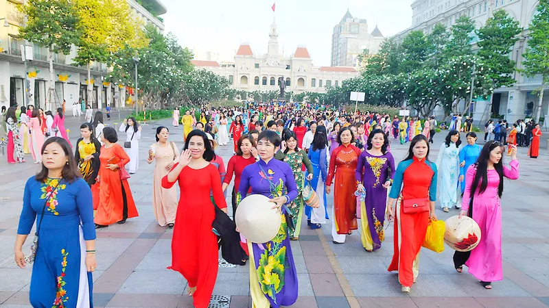 Phụ nữ TP thướt tha trong tà áo dài trên phố đi bộ Nguyễn Huệ. Ảnh: CAO THĂNG