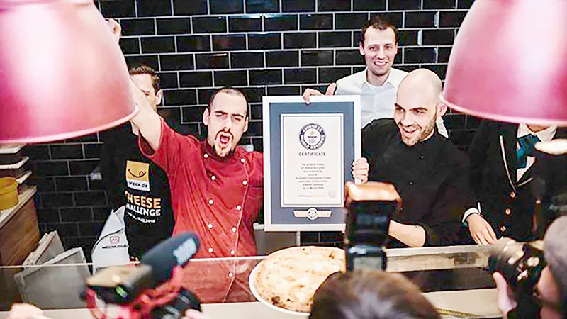 Chiếc bánh pizza nhiều phô mai nhất thế giới