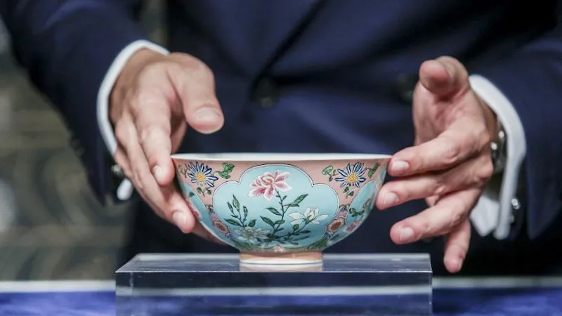 ChIếc chén của hoàng đế Khang Hy được bán đấu giá 30,4 triệu USD tại nhà Sotheby's ở Hong Kong (Trung Quốc) ngày 3-4-2018