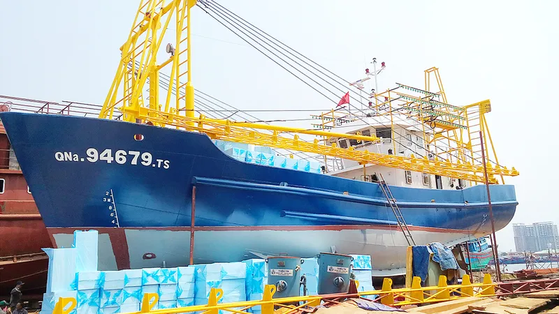 Khốn đốn vì tàu cá vỏ thép nằm bờ