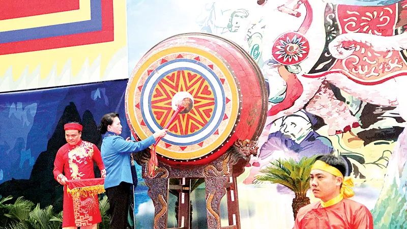 Chủ tịch Quốc hội Nguyễn Thị Kim Ngân đánh trống khai hội Lễ hội Bà Triệu năm 2018 Ảnh: TTXVN