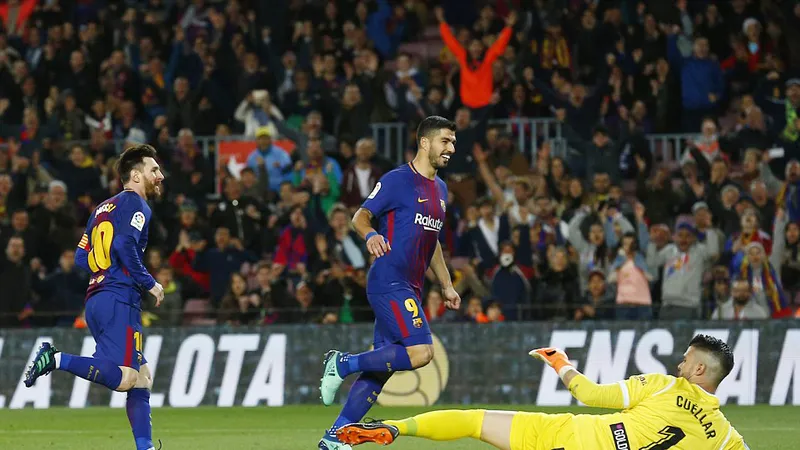 Messi (trái) trong pha ghi bàn vào lưới thủ môn Cuellar của Leganes. Ảnh: AP