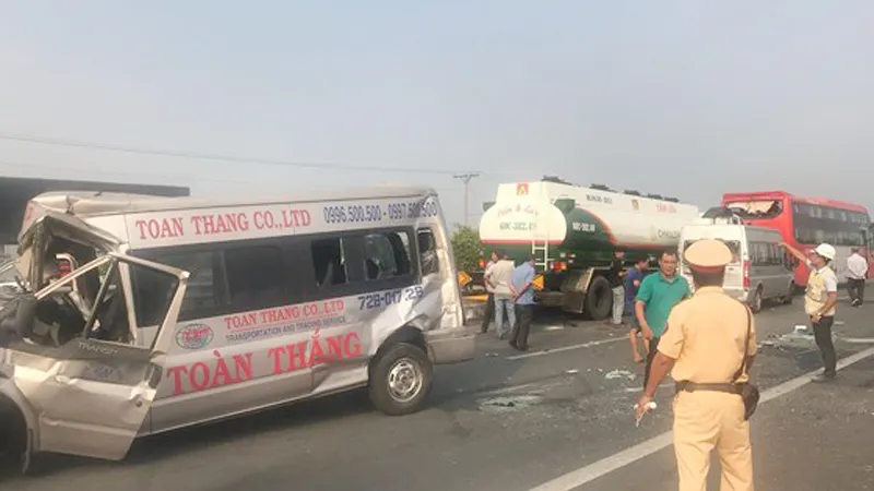 6 ô tô tông nhau liên hoàn tại điểm xuất hiện khói mù mịt trên cao tốc TPHCM - Long Thành - Dầu Giây
