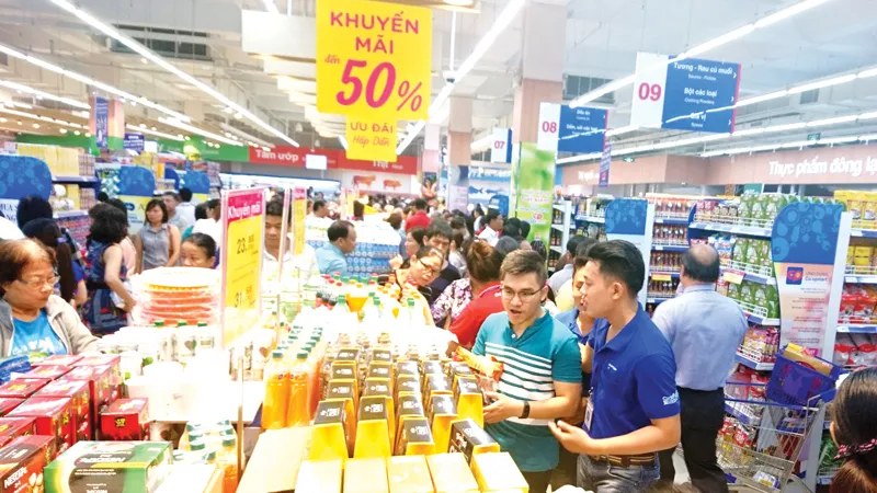 Khách hàng đang lựa chọn hàng khuyến mãi tại siêu thị Co.opmart. Ảnh: Nhã Thy