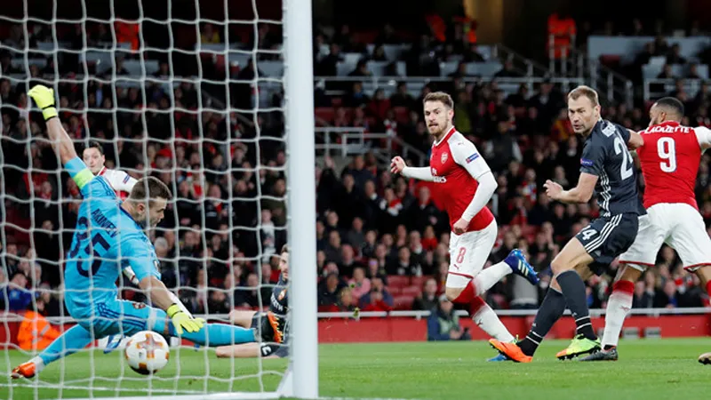 Arsenal (áo đỏ) vẫn được đánh cao hơn CSKA Moscow trong trận lượt về