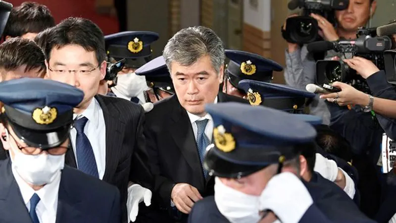 Ông Junichi Fukuda rời văn phòng Bộ Tài chính Nhật Bản ở Tokyo ngày 16-4-2018. Ảnh: KYODO