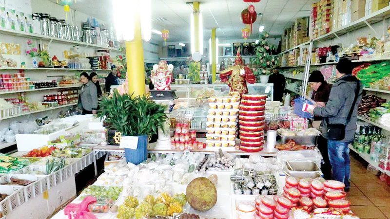 Một cửa hàng thực phẩm ở Trung tâm thương mại Sapa, Czech