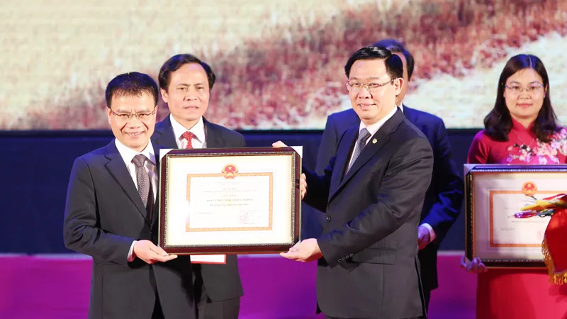 Phó Thủ tướng Vương Đình Huệ trao Quyết định của Thủ tướng Chính phủ công nhận các huyện đạt chuẩn nông thôn mới. - Ảnh: VGP