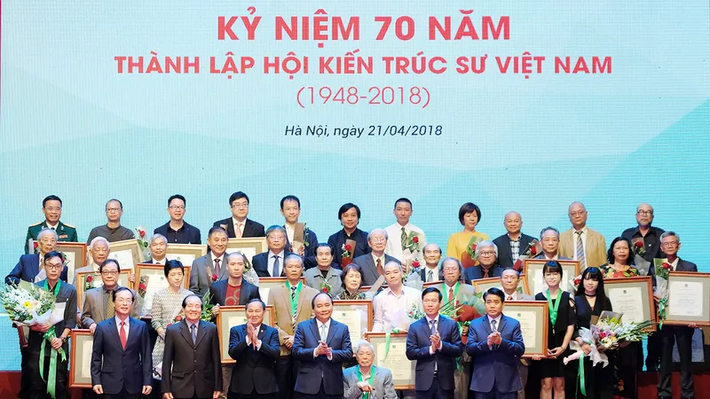 Thủ tướng Nguyễn Xuân Phúc, Trưởng Ban Tuyên giáo Trung ương Võ Văn Thưởng và lãnh đạo các bộ ngành, địa phương vinh danh các KTS tiêu biểu. - Ảnh: VGP
