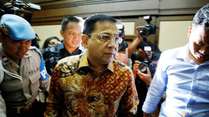 Cảnh sát áp giải cựu Chủ tịch Quốc hội Indonesia Setya Novanto đến Tòa án Jakarta ngày 24-4-2018. REUTERS