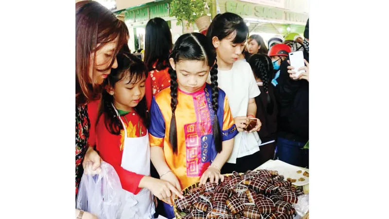 Người dân và du khách tham dự lễ hội