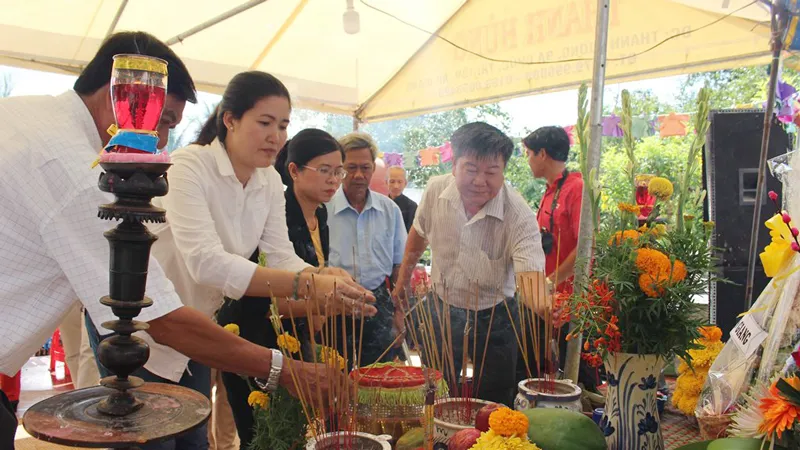 Các đại biểu dâng hương tưởng nhớ các nạn nhân. Ảnh: Báo An Giang