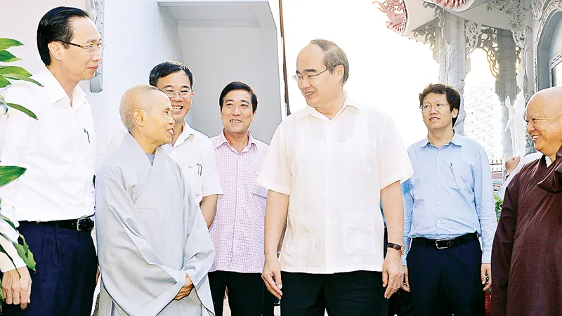 Bí thư Thành ủy TPHCM Nguyễn Thiện Nhân thăm chùa Thiền Tịnh, quận 2, TPHCM. Ảnh: VIỆT DŨNG