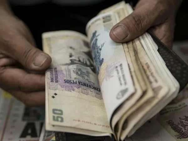 Argentina bán 1 tỷ USD để chặn đà lao dốc của đồng peso