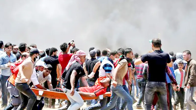Người Palestine bị thương trong cuộc đụng độ với Israel ở biên giới với Dải Gaza