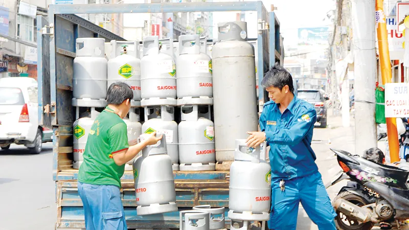 Đưa gas vào một cửa hàng cung ứng cho người dân. Ảnh:Cao Thăng