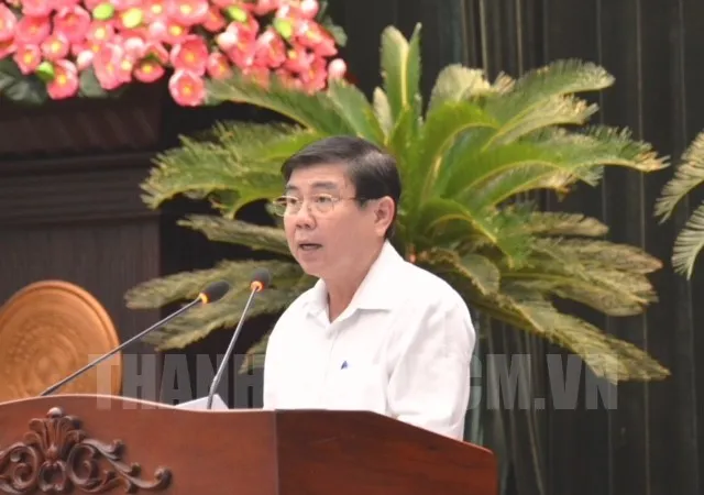 Phó Bí thư Thành ủy, Chủ tịch UBND TP Nguyễn Thành Phong báo cáo tại hội nghị. Ảnh: hcmcpv
