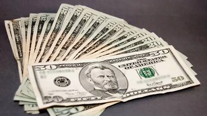Thu giữ hàng triệu USD tiền giả